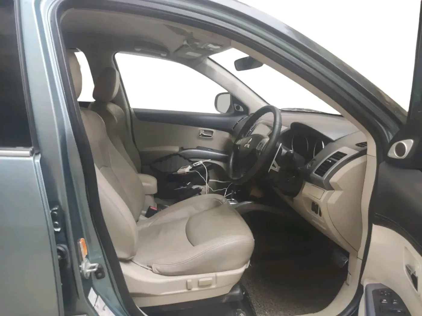 2011 Mitsubishi Outlander 2.4 MIVEC, Petrol, Automatic, 1,49,377 km, interior