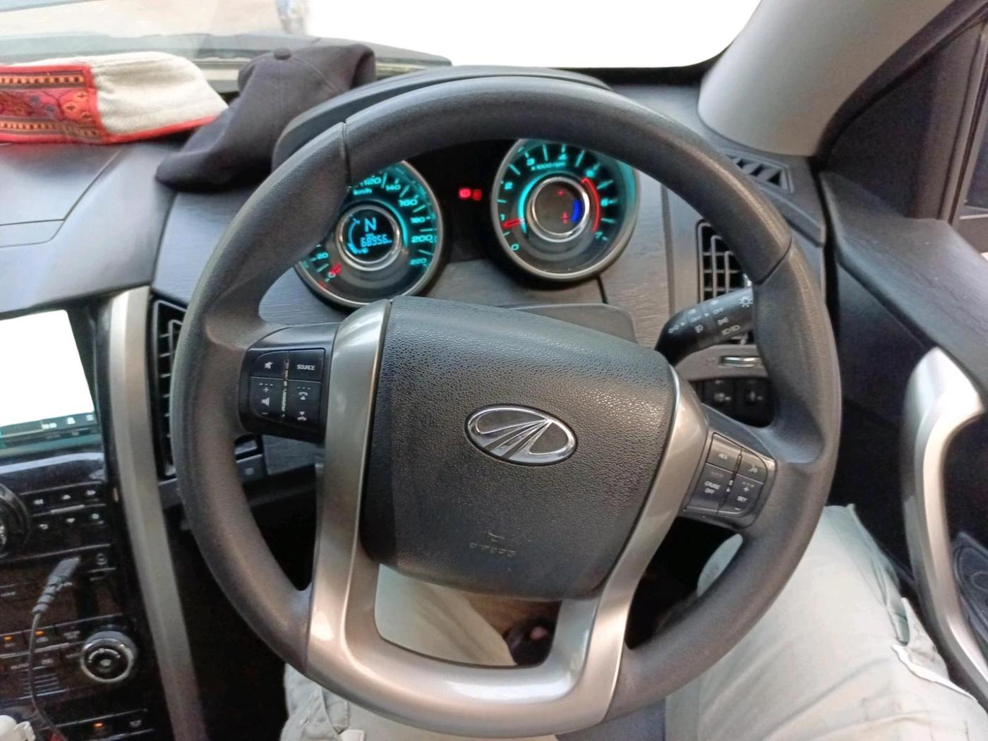 2020 Mahindra XUV500 W7, Diesel, Manual, 69,200 km, interior