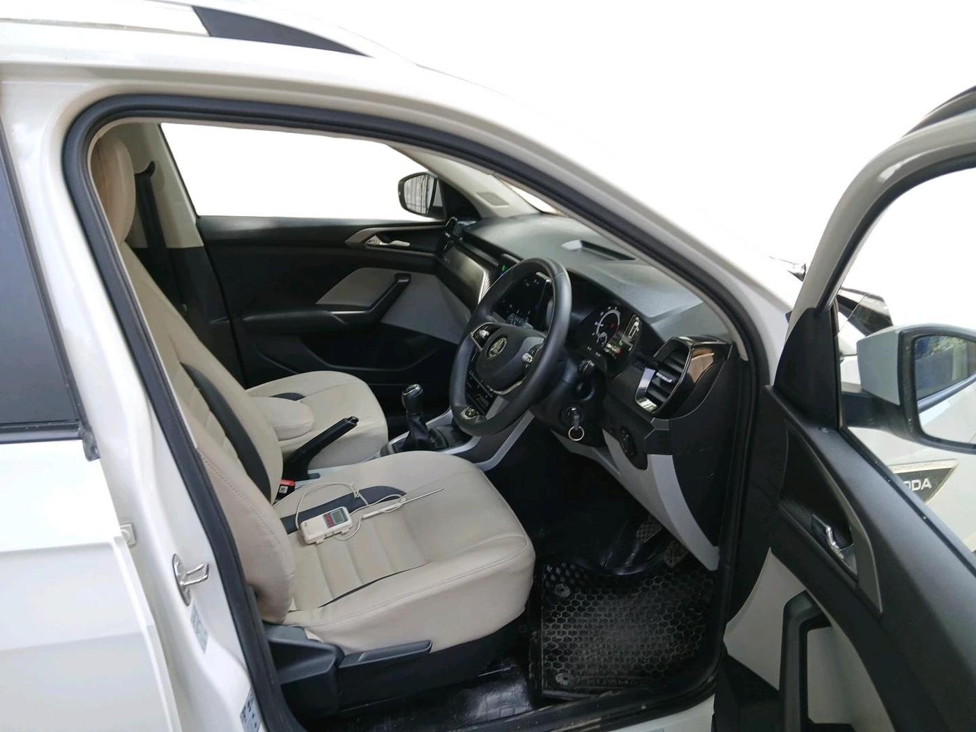 2025 Skoda KUSHAQ  Signature 1.0L TSI MT , Petrol, Manual, 5,592 km, interior