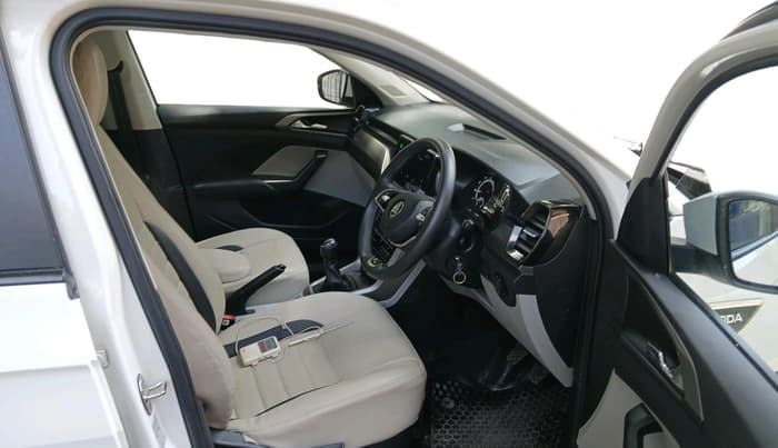 2025 Skoda KUSHAQ  Signature 1.0L TSI MT , Petrol, Manual, 5,592 km, interior