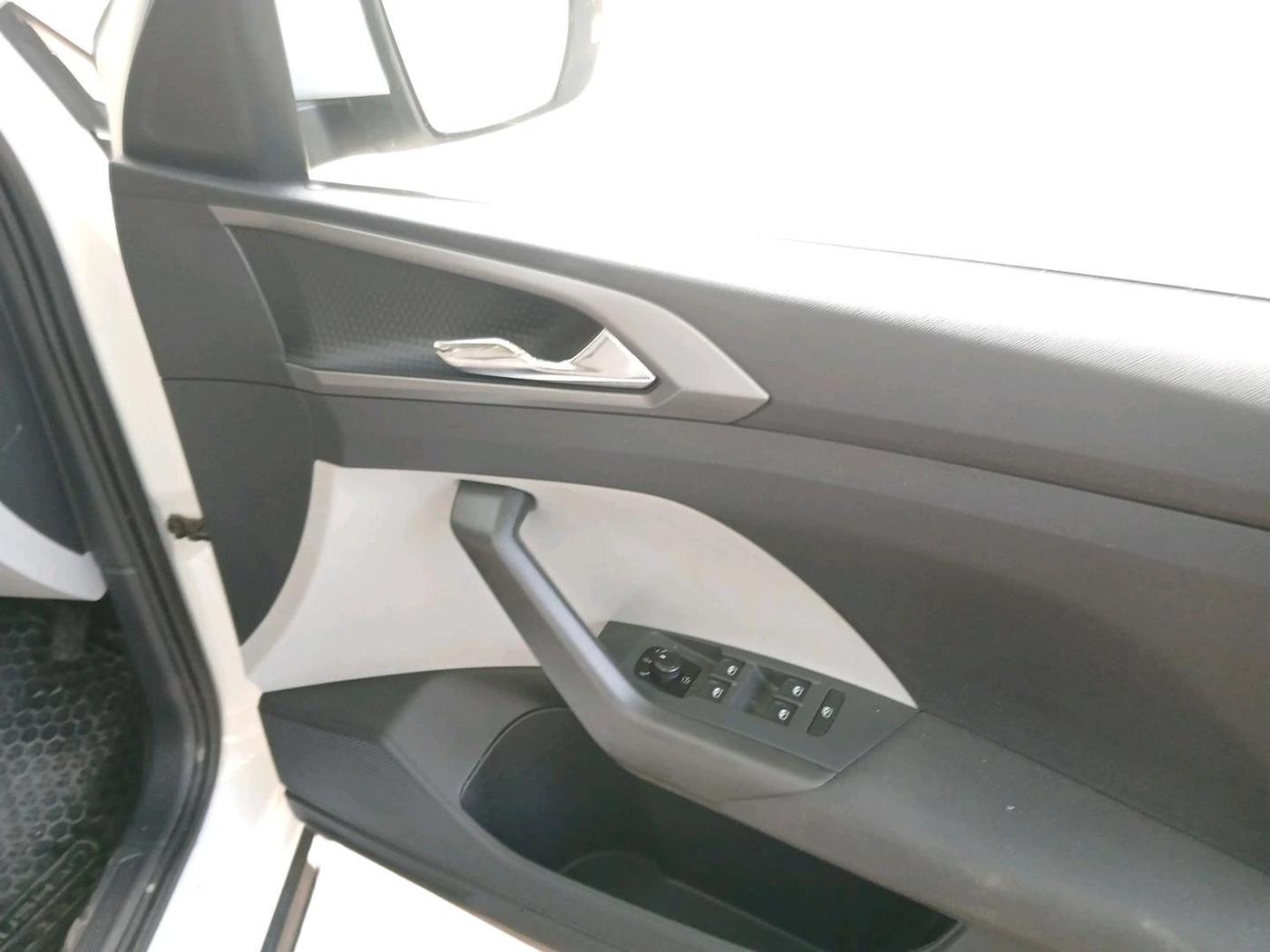 2025 Skoda KUSHAQ  Signature 1.0L TSI MT , Petrol, Manual, 5,592 km, interior