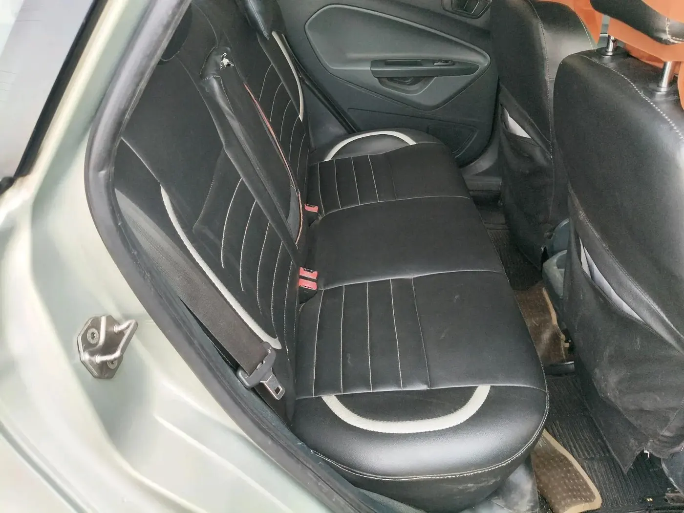 2012 Ford Fiesta TITANIUM DIESEL, Diesel, Manual, 1,04,320 km, interior
