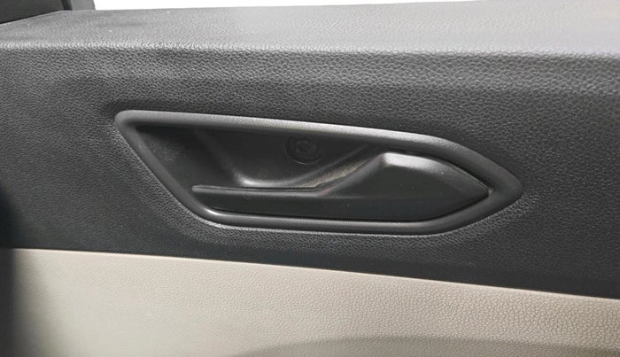 2019 Renault TRIBER RXT, Petrol, Manual, 49,350 km, interior