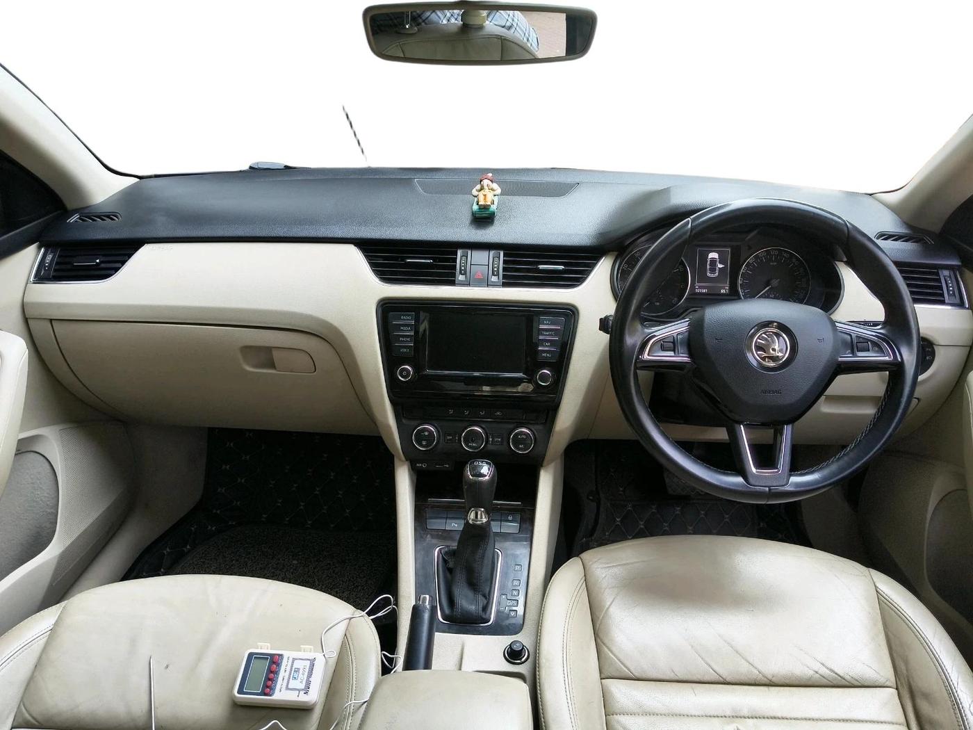 2016 Skoda Octavia STYLE PLUS AT 1.8 TSI, Petrol, Automatic, 1,02,117 km, interior