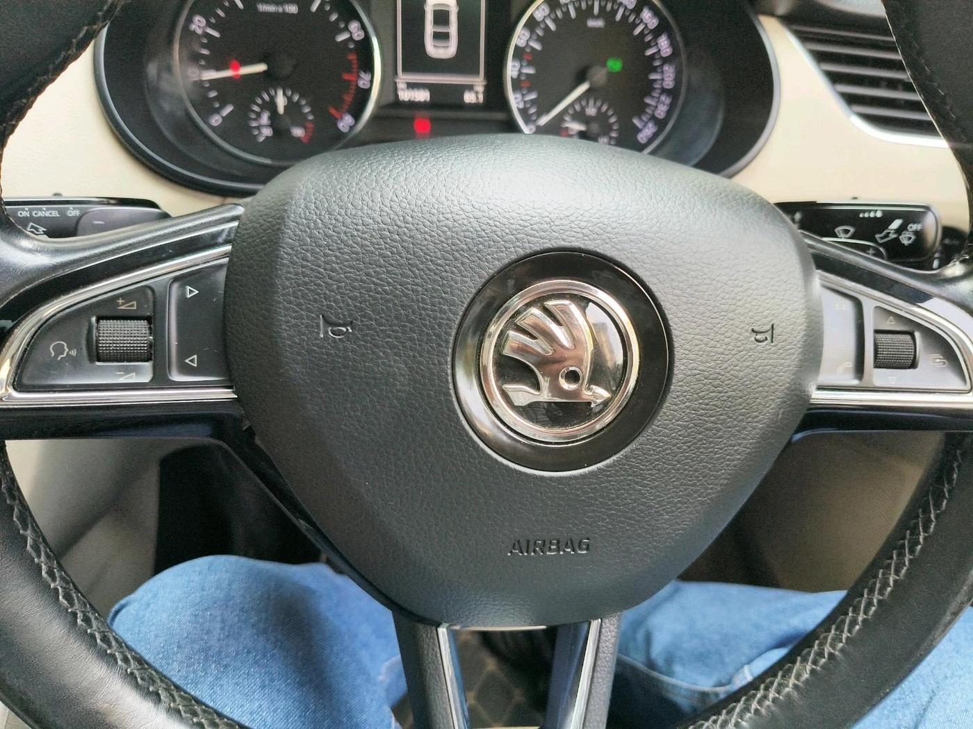 2016 Skoda Octavia STYLE PLUS AT 1.8 TSI, Petrol, Automatic, 1,02,117 km, interior