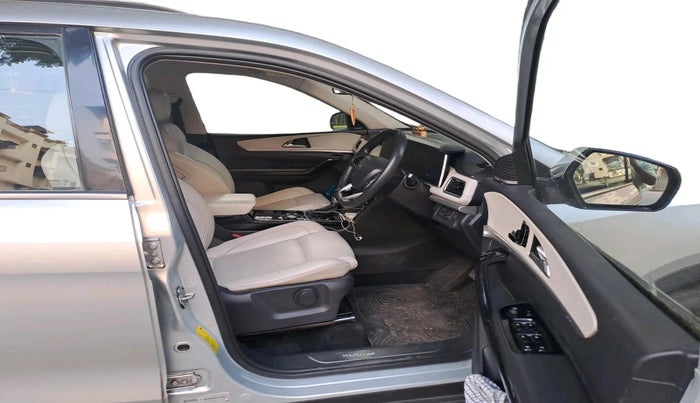 2022 Mahindra XUV700 AX 7 LUXURY D AWD AT 7 STR, Diesel, Automatic, 1,33,277 km, interior