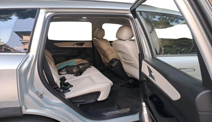 2022 Mahindra XUV700 AX 7 LUXURY D AWD AT 7 STR, Diesel, Automatic, 1,33,277 km, interior