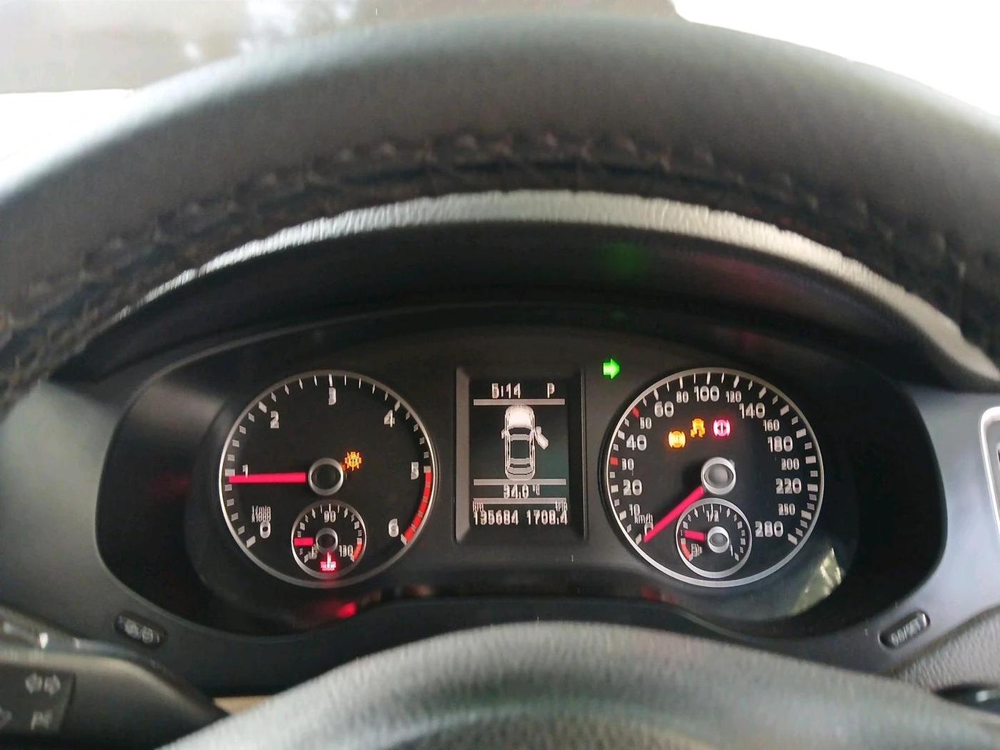 2012 Volkswagen Jetta HIGHLINE TDI AT, Diesel, Automatic, 1,35,684 km, interior