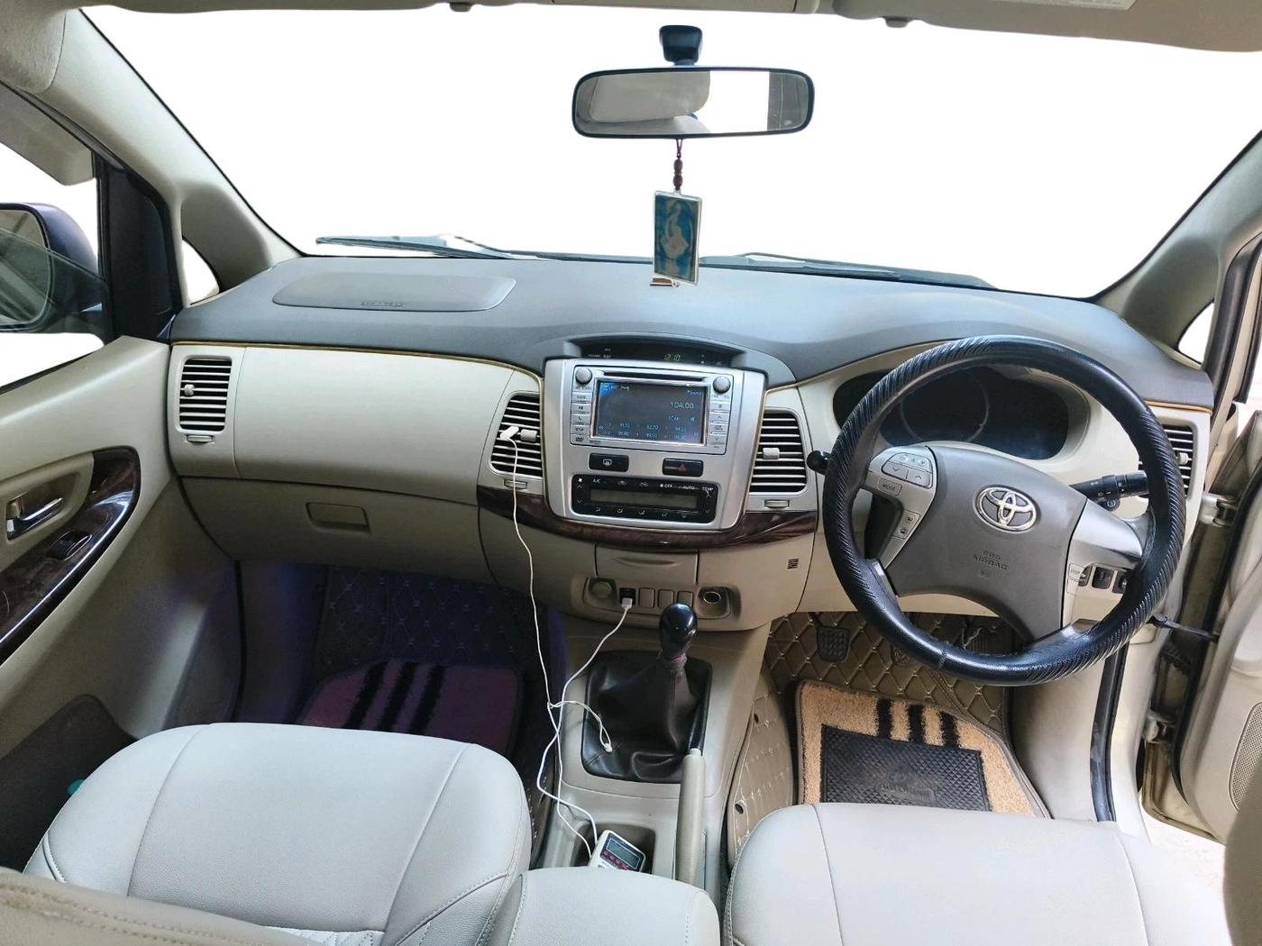 2012 Toyota Innova 2.5 VX 8 STR, Diesel, Manual, 1,70,922 km, interior