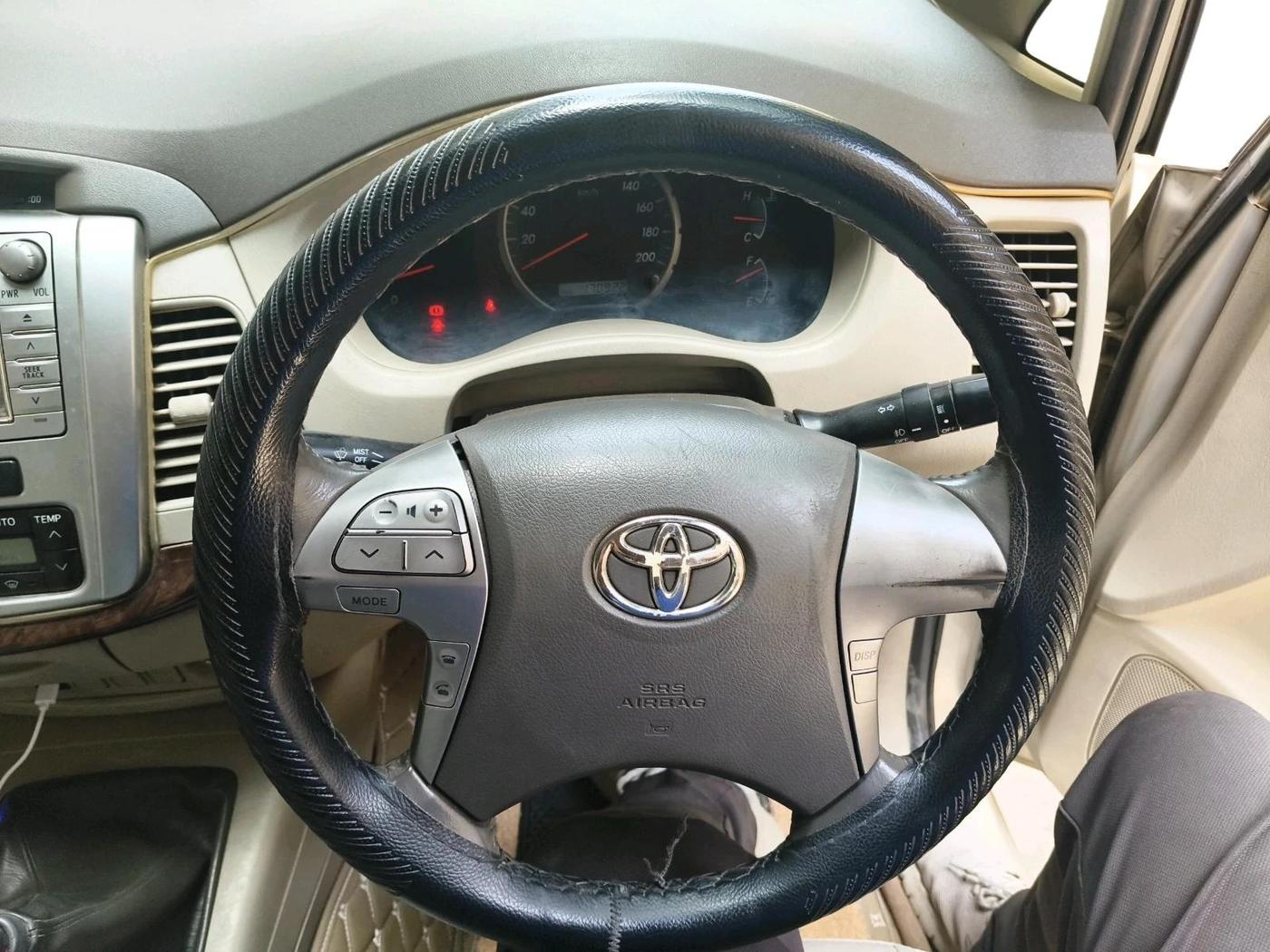 2012 Toyota Innova 2.5 VX 8 STR, Diesel, Manual, 1,70,922 km, interior
