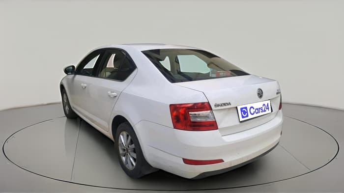 2015 Skoda Octavia ELEGANCE 2.0 TDI AT, Diesel, Automatic, 1,00,079 km, exterior