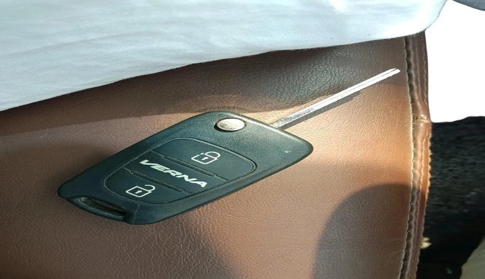 2012 Hyundai Verna FLUIDIC 1.6 CRDI SX, Diesel, Manual, 88,003 km, interior