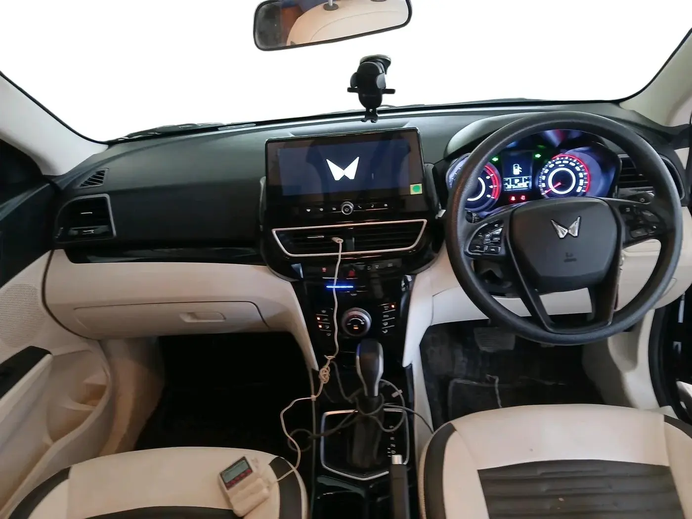 2024 Mahindra XUV 3XO MX3 Pro 1.2 L TCMPFI AT, Petrol, Automatic, 24,521 km, interior