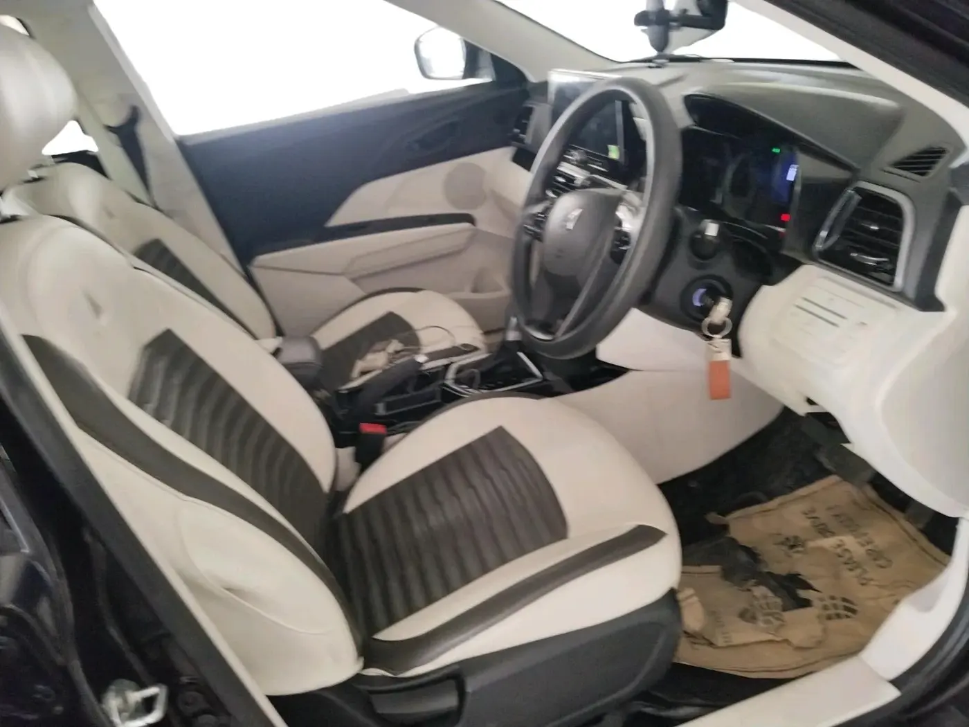 2024 Mahindra XUV 3XO MX3 Pro 1.2 L TCMPFI AT, Petrol, Automatic, 24,521 km, interior