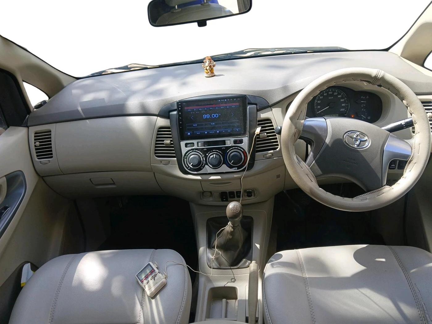 2014 Toyota Innova 2.5 GX 8 STR, Diesel, Manual, 63,575 km, interior