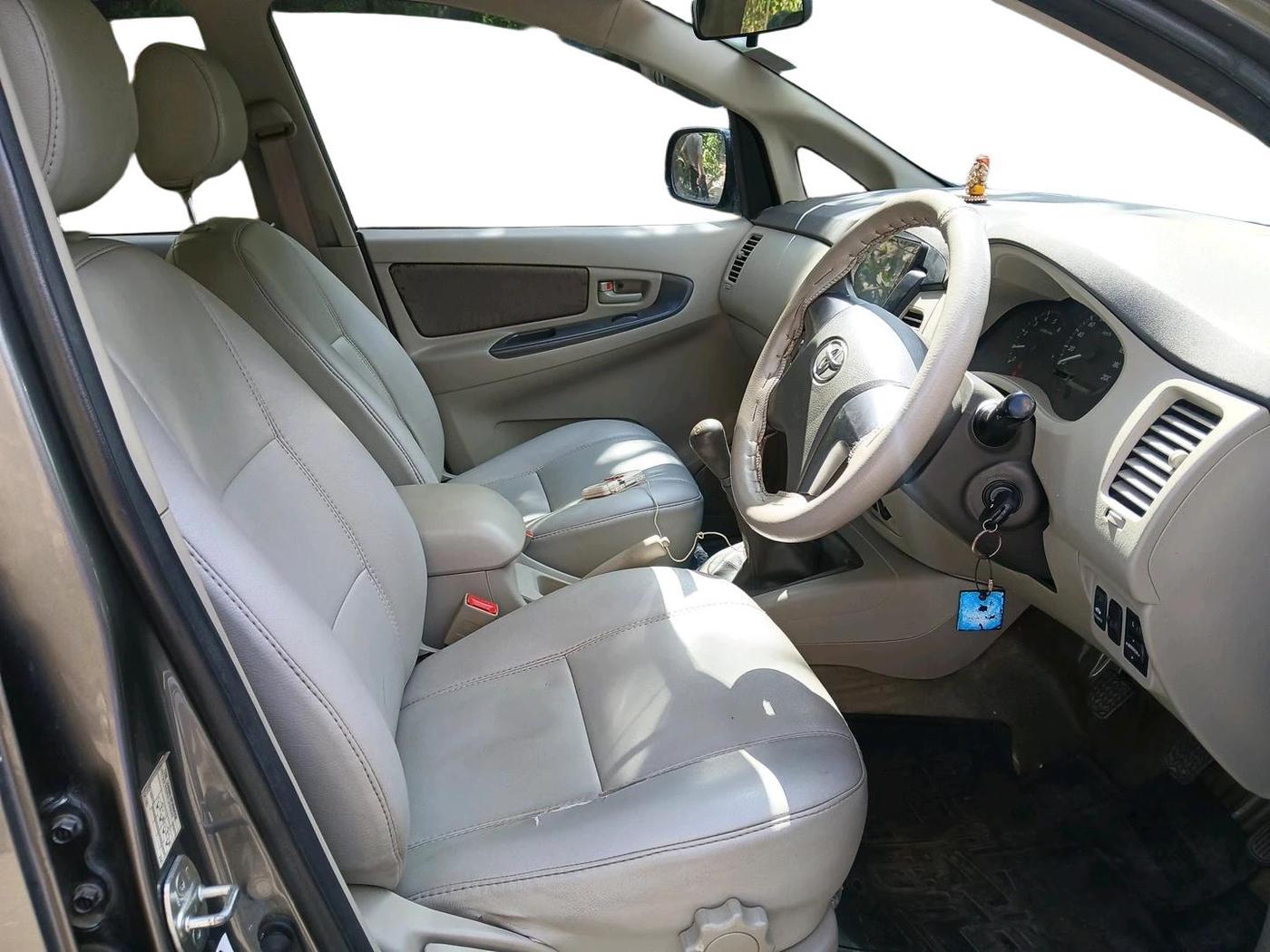 2014 Toyota Innova 2.5 GX 8 STR, Diesel, Manual, 63,575 km, interior