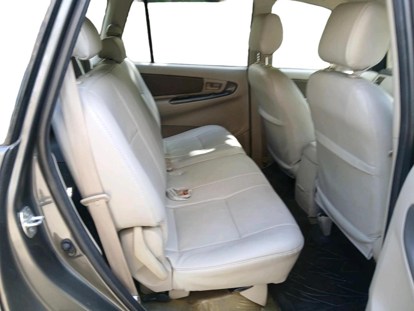 2014 Toyota Innova 2.5 GX 8 STR, Diesel, Manual, 63,575 km, interior