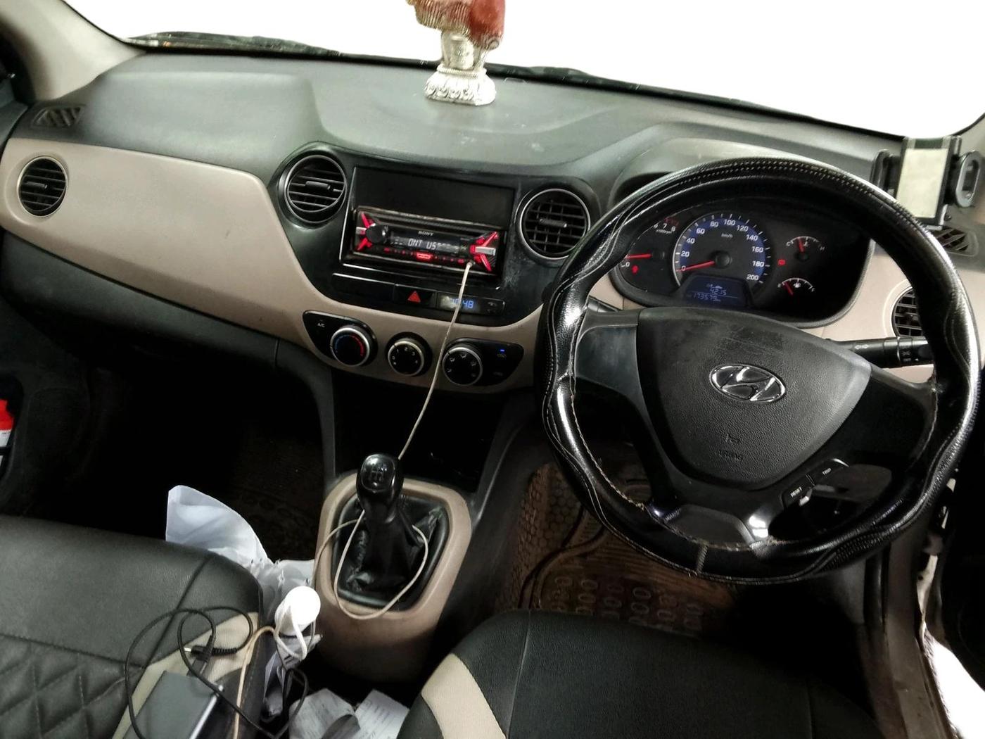2017 Hyundai Xcent BASE 1.2, CNG, Manual, 1,73,579 km, interior