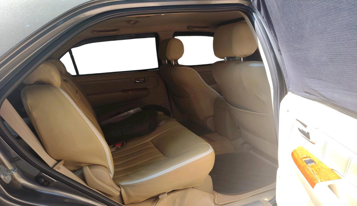 2011 Toyota Fortuner 3.0 4X4 MT, Diesel, Manual, 92,926 km, interior