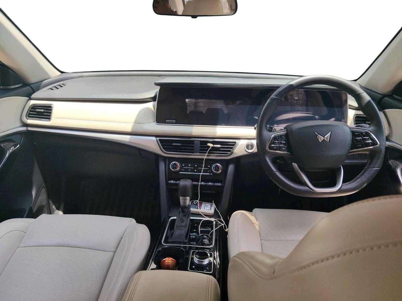 2025 Mahindra XUV700 AX 7 LUXURY P AT 7 STR, Petrol, Automatic, 25,120 km, interior
