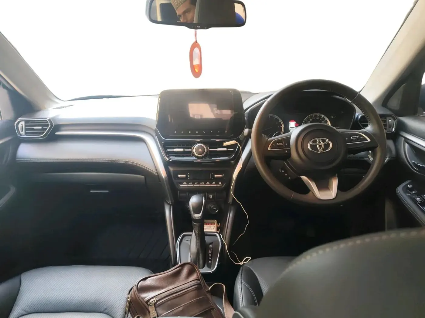 2024 Toyota URBAN CRUISER HYRYDER V AT NEO DRIVE, Petrol, Automatic, 5,779 km, interior