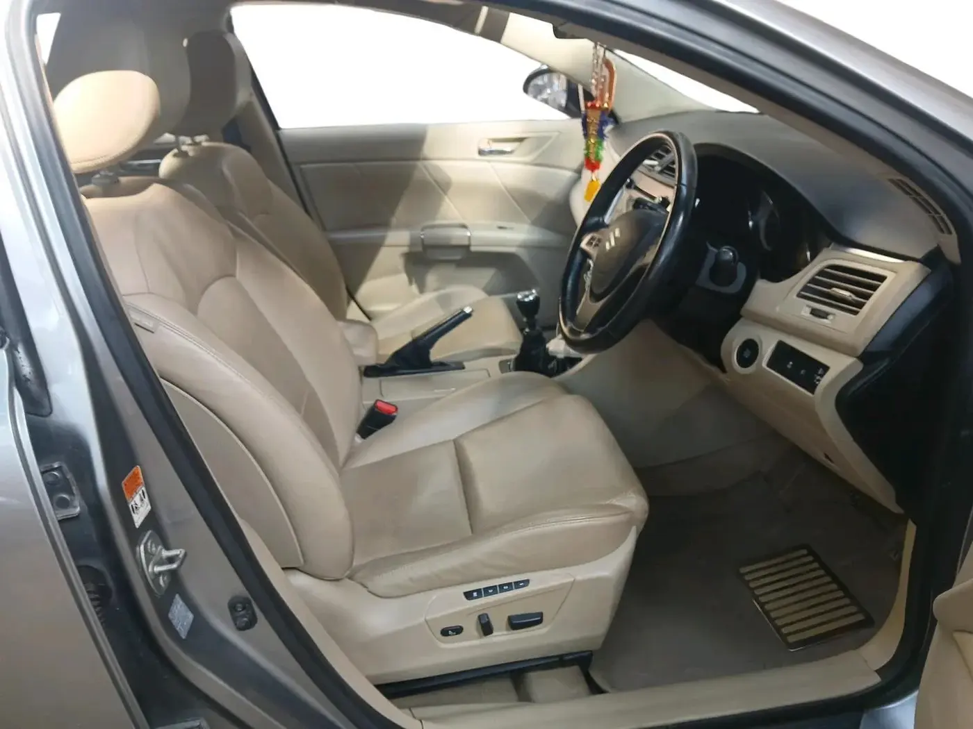 2011 Maruti Kizashi 2.4L MT, Petrol, Manual, 54,303 km, interior