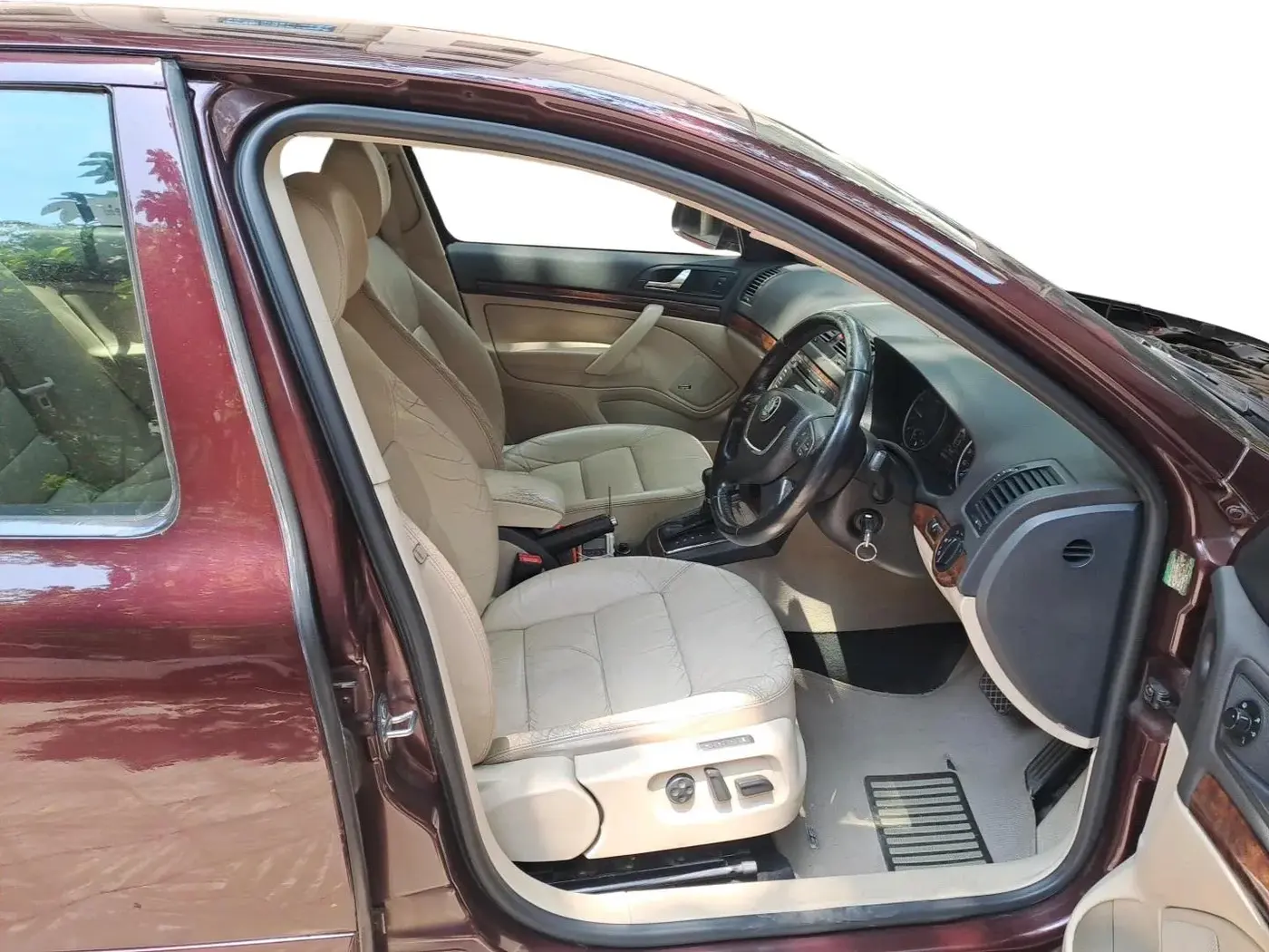 2012 Skoda Laura L&K 2.0 TDI AT, Diesel, Automatic, 2,06,282 km, interior