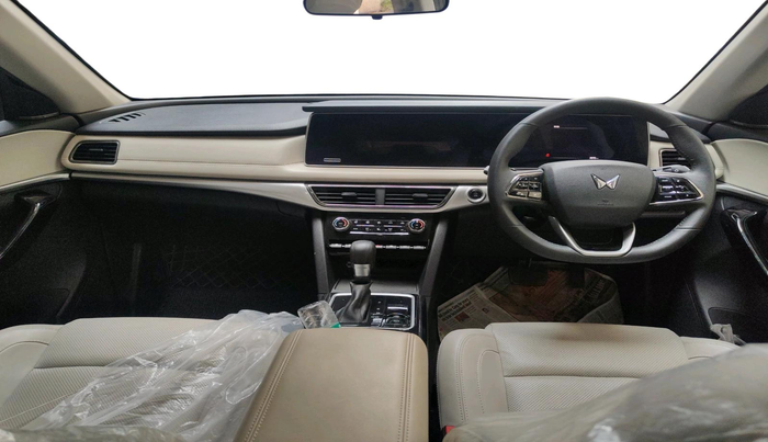2025 Mahindra XUV700 AX 7 LUXURY D AT 7 STR, Diesel, Automatic, 3,971 km, interior