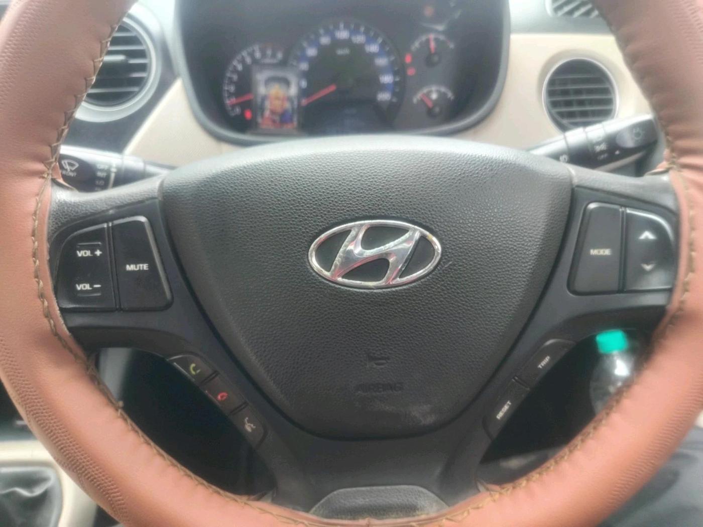 2017 Hyundai Xcent SX 1.2, Petrol, Manual, 1,75,277 km, interior