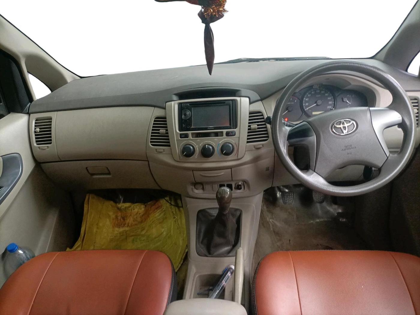 2012 Toyota Innova GX 2.5 8 STR, Diesel, Manual, 1,70,438 km, interior
