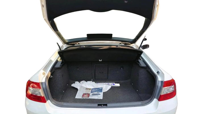 2013 Skoda Octavia AMBITION 2.0 TDI, Diesel, Manual, 1,35,525 km, exterior