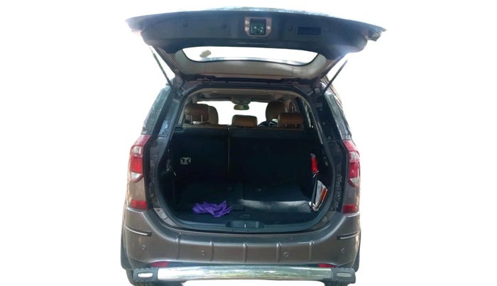 2018 Mahindra XUV500 W11, Diesel, Manual, 1,22,195 km, exterior