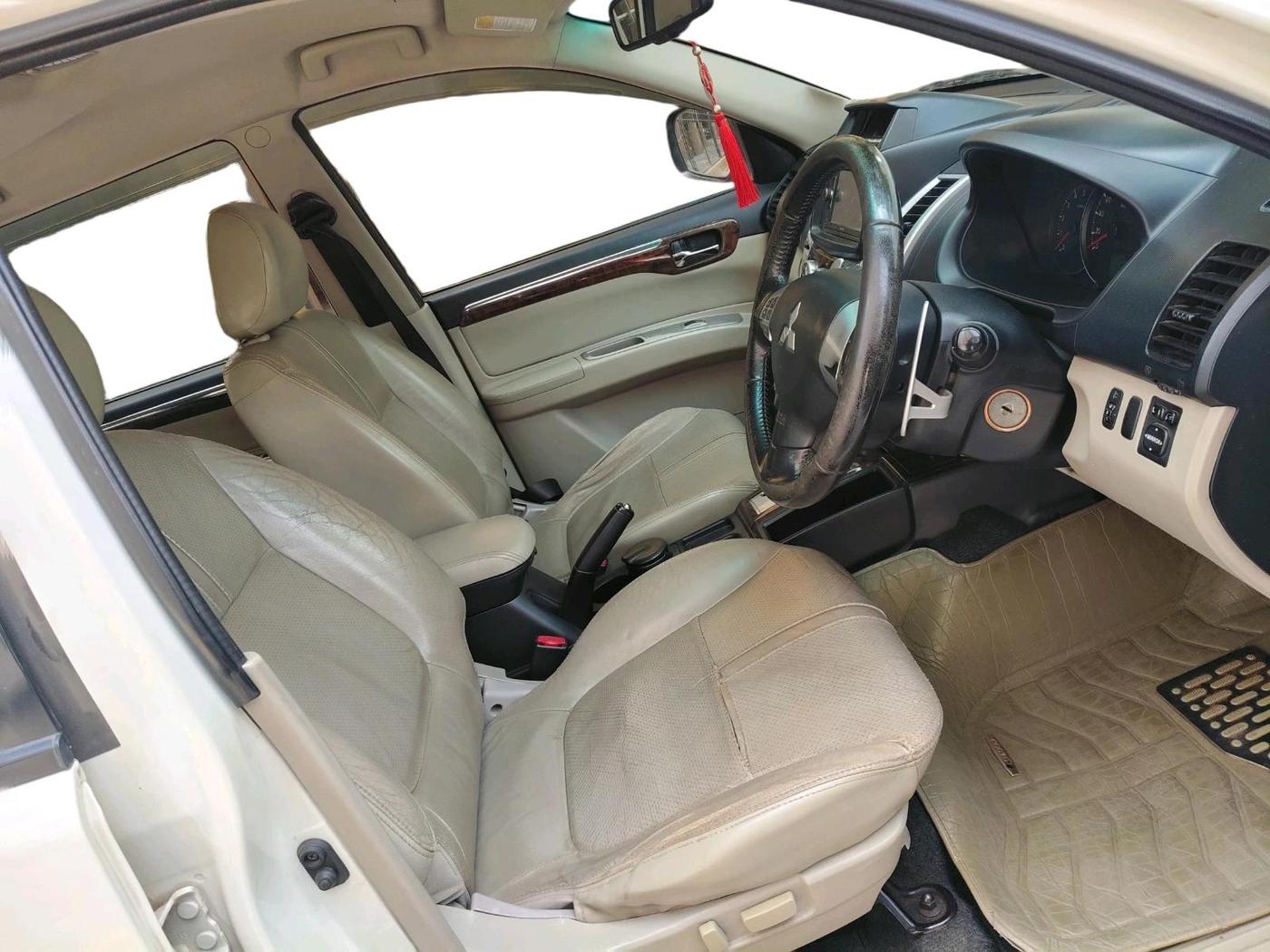 2016 Mitsubishi Pajero Sport 2.5 AT 4X2, Diesel, Automatic, 1,57,701 km, interior
