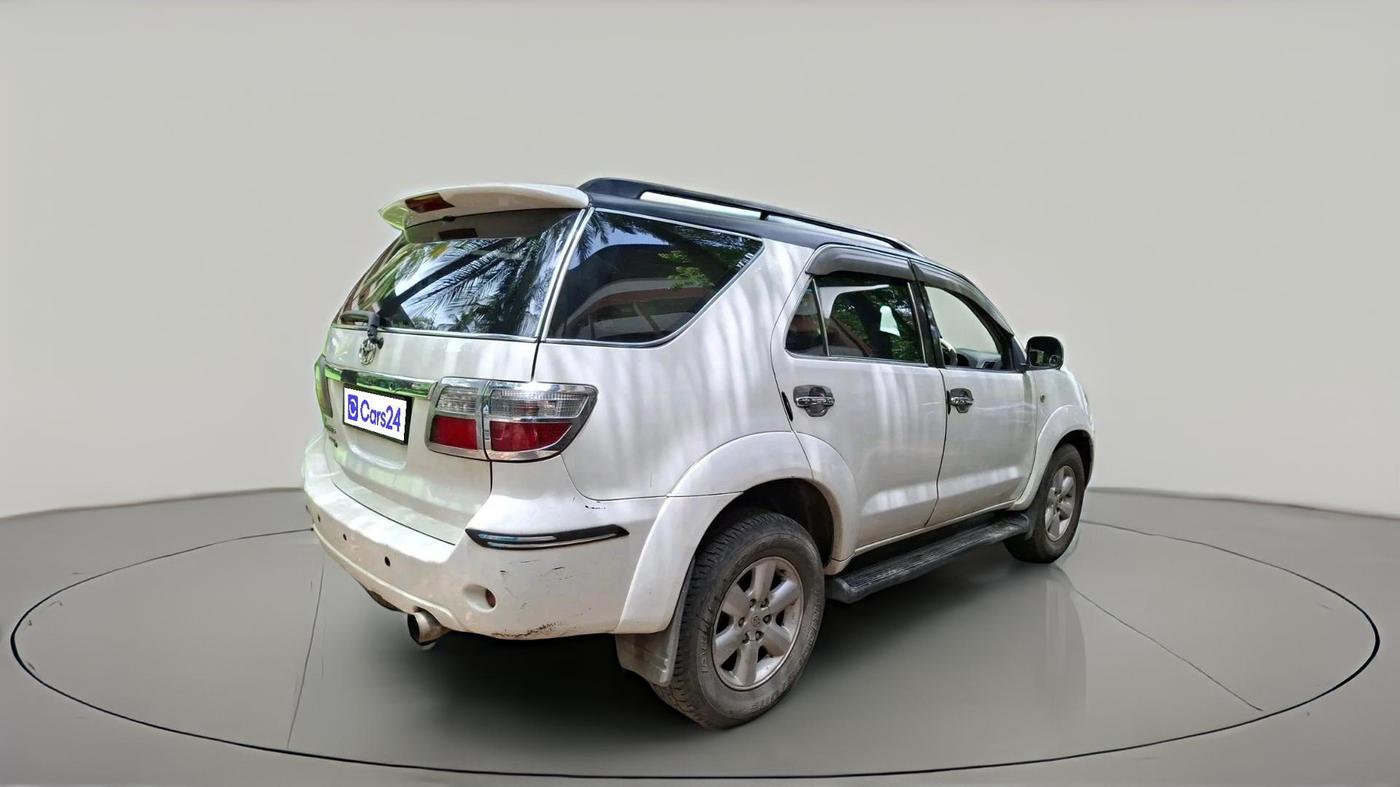 2011 Toyota Fortuner 3.0 4X4 MT, Diesel, Manual, 1,32,979 km, exterior