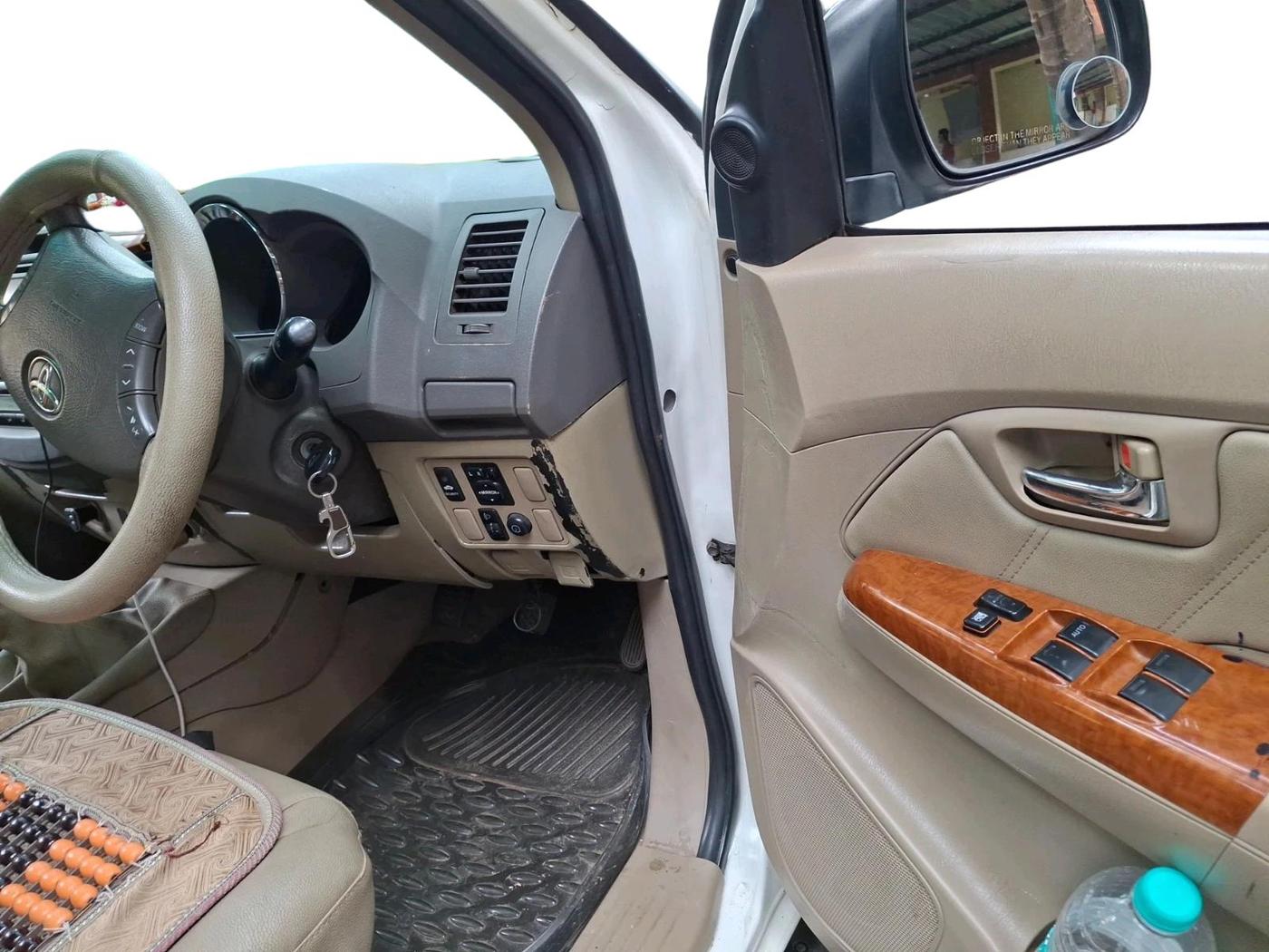 2011 Toyota Fortuner 3.0 4X4 MT, Diesel, Manual, 1,32,979 km, interior
