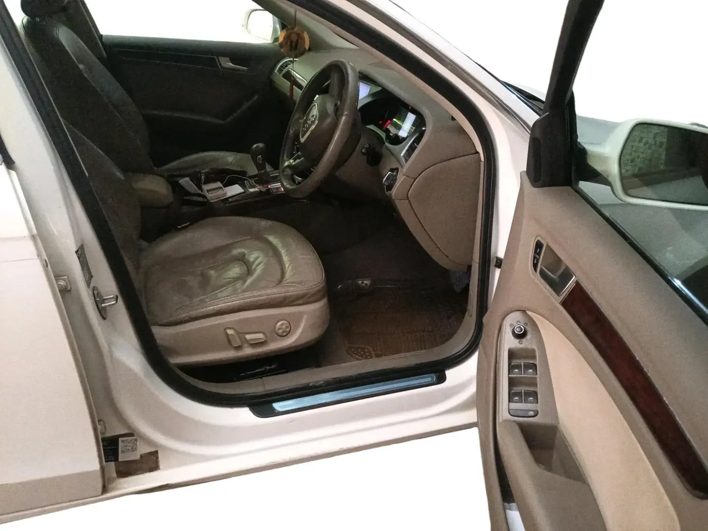 2011 Audi A4 2.0 TDI, Diesel, Automatic, 69,228 km, interior