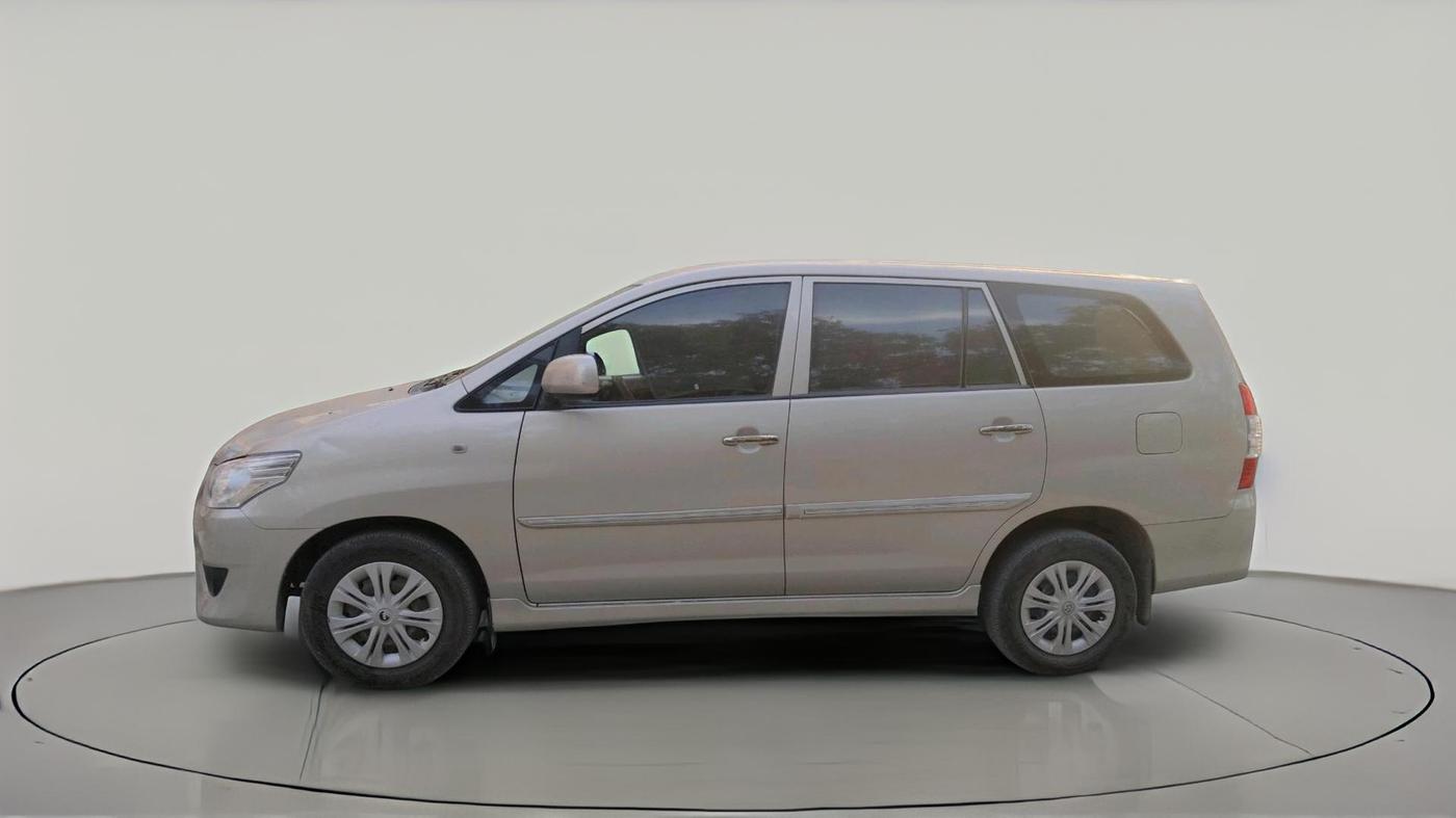 2013 Toyota Innova 2.5 G 8 STR, Diesel, Manual, 90,485 km, exterior