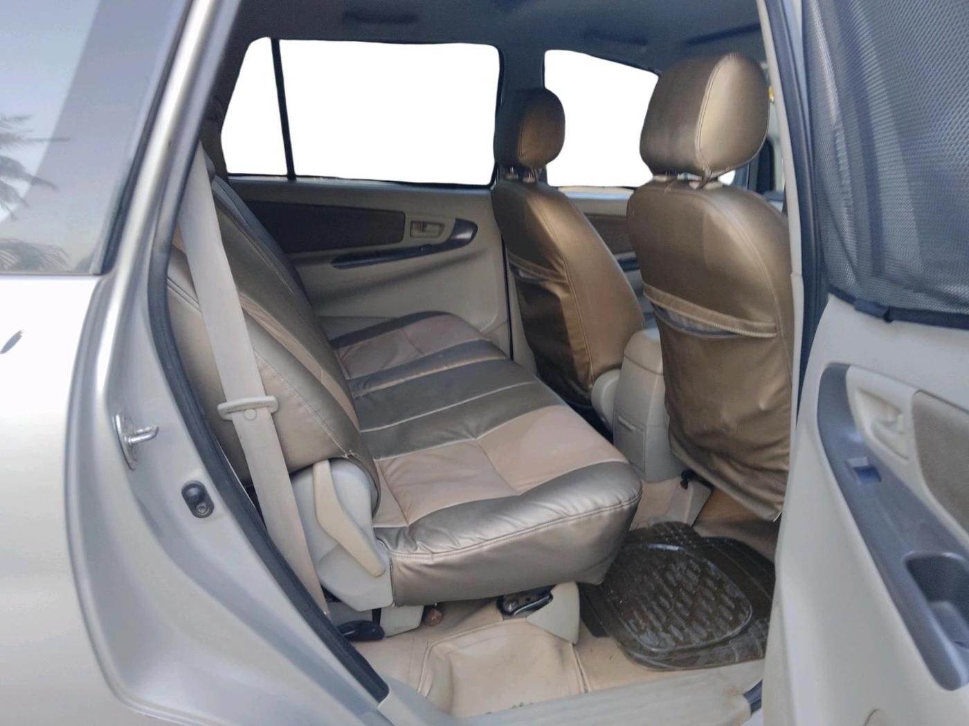 2013 Toyota Innova 2.5 G 8 STR, Diesel, Manual, 90,485 km, interior
