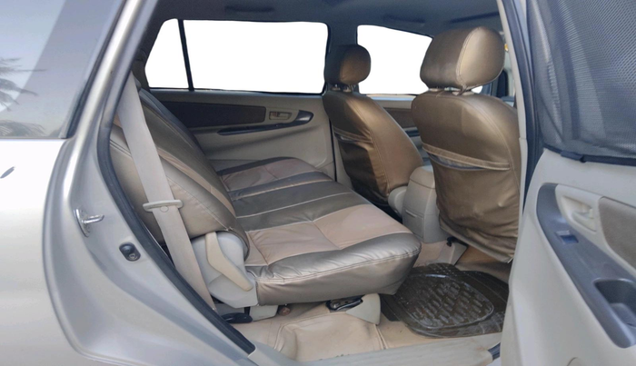2013 Toyota Innova 2.5 G 8 STR, Diesel, Manual, 90,485 km, interior