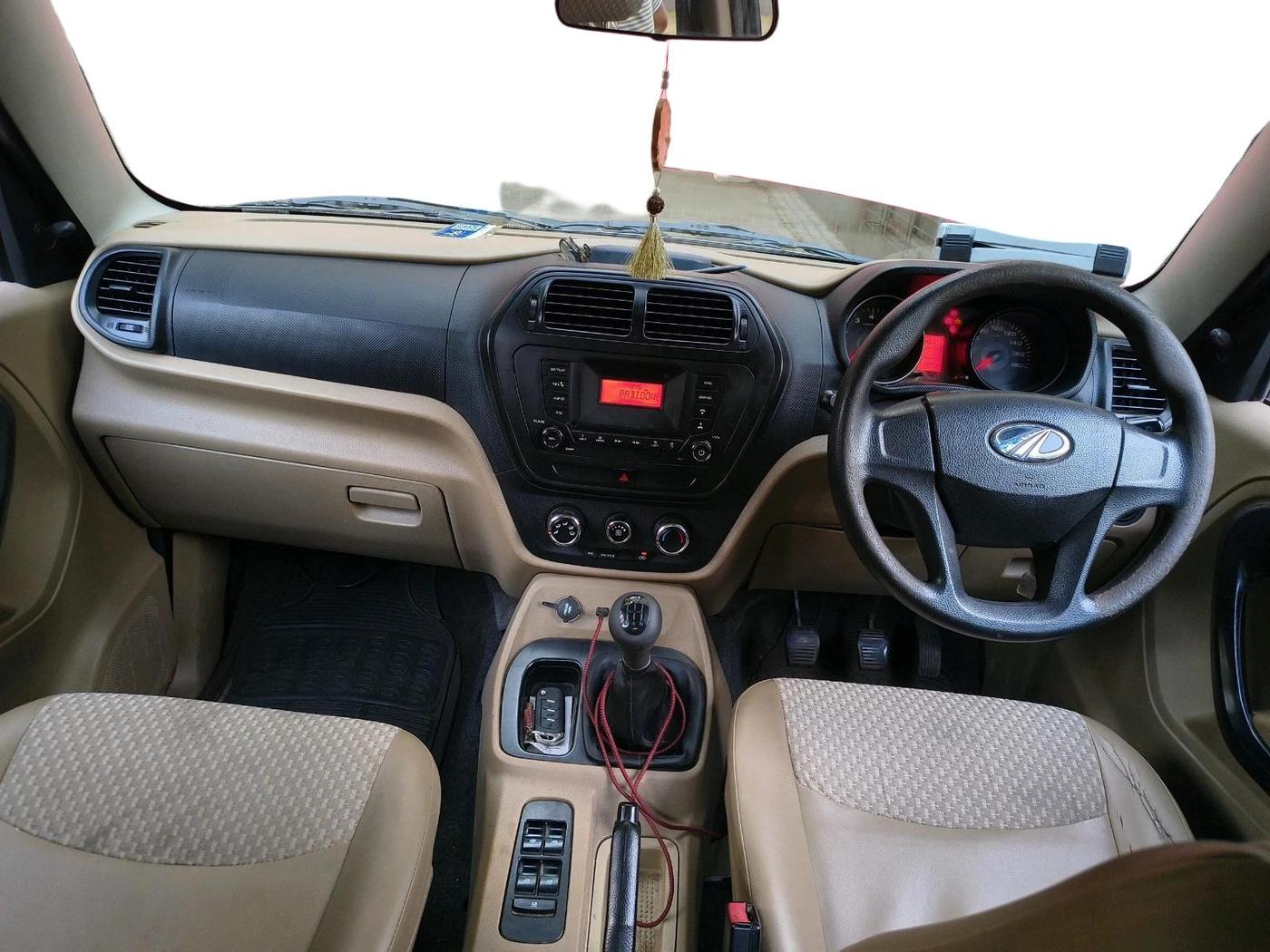 2015 Mahindra TUV300 T6 PLUS, Diesel, Manual, 1,00,738 km, interior