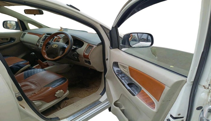 2012 Toyota Innova 2.5 GX 8 STR, Diesel, Manual, 1,40,648 km, interior