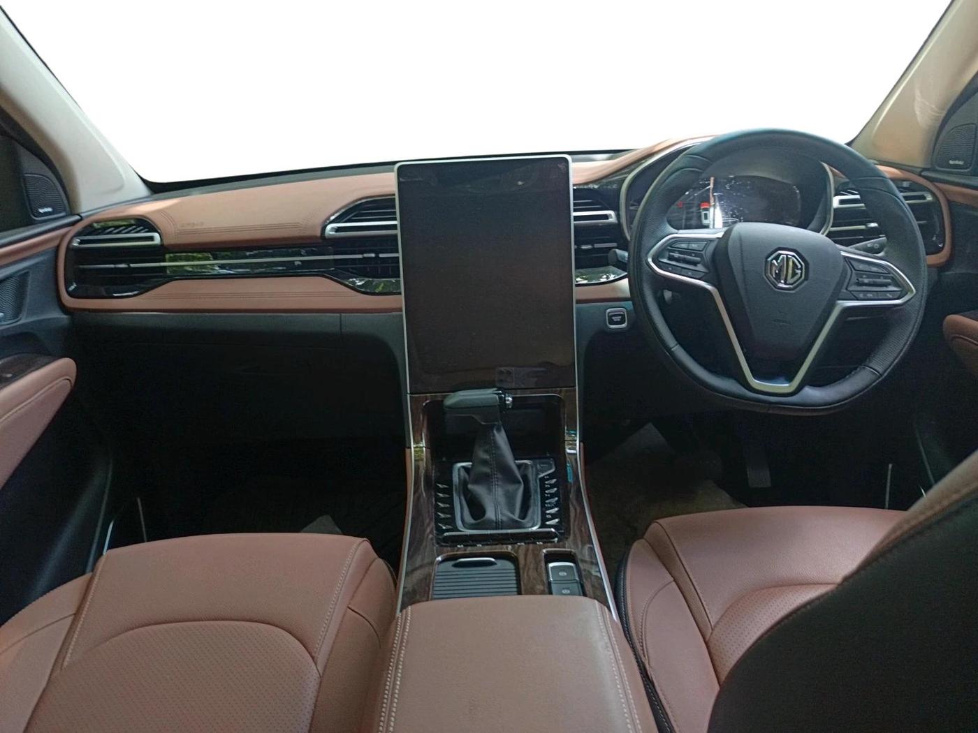 2024 MG HECTOR PLUS SAVVY PRO 1.5 TURBO CVT 7 STR, Petrol, Automatic, 7,444 km, interior