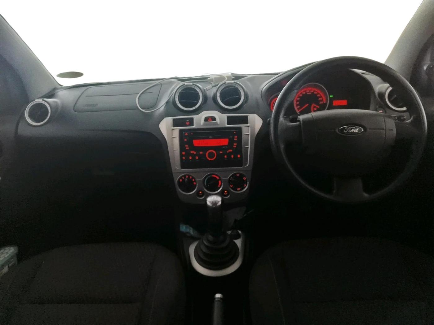 2011 Ford Figo TITANIUM 1.4 DIESEL, Diesel, Manual, 69,597 km, interior