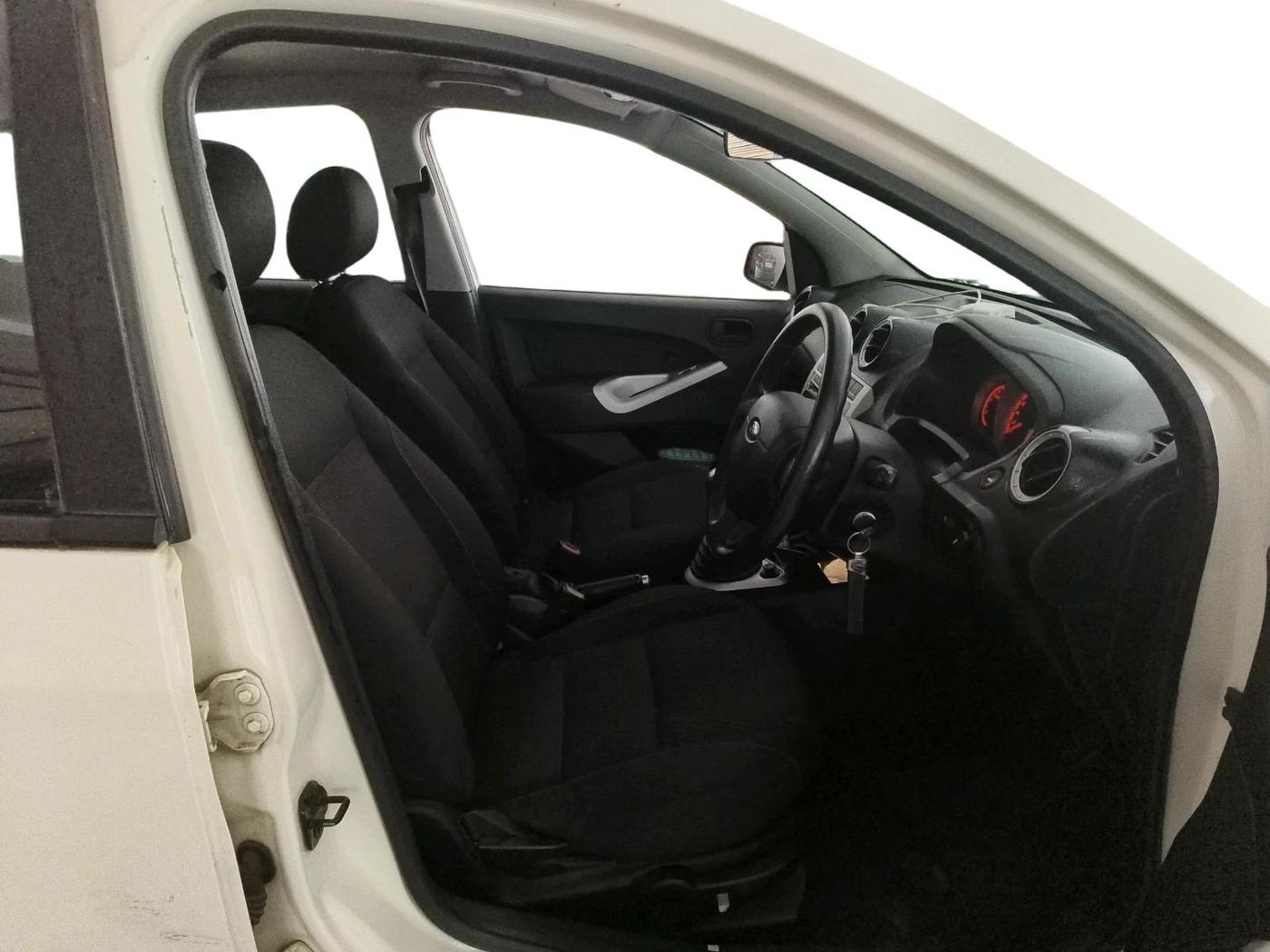 2011 Ford Figo TITANIUM 1.4 DIESEL, Diesel, Manual, 69,597 km, interior