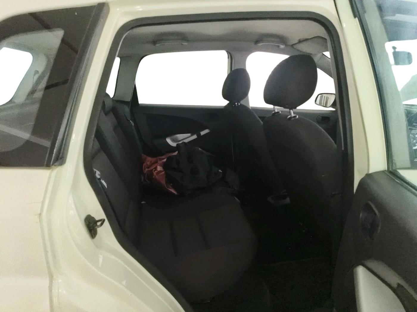 2011 Ford Figo TITANIUM 1.4 DIESEL, Diesel, Manual, 69,597 km, interior