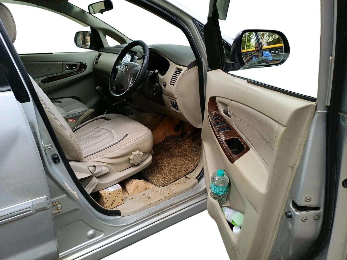 2012 Toyota Innova VX 2.5 7 STR, Diesel, Manual, 1,52,233 km, interior