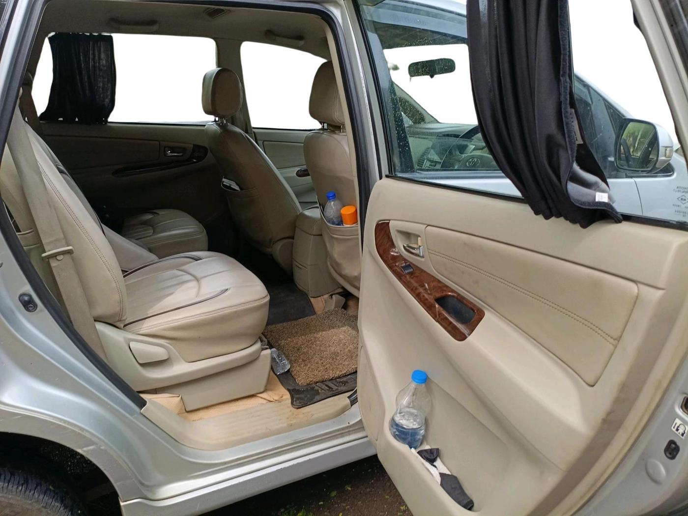 2012 Toyota Innova VX 2.5 7 STR, Diesel, Manual, 1,52,233 km, interior