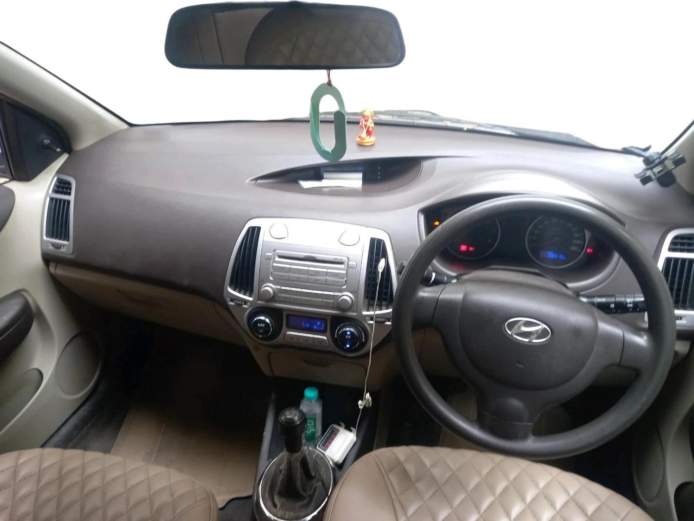 2011 Hyundai i20 MAGNA 1.2, CNG, Manual, 1,08,319 km, interior