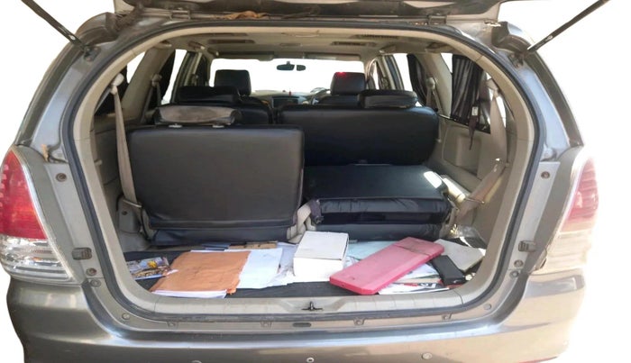 2011 Toyota Innova V 2.5 8 STR, Diesel, Manual, 1,04,651 km, exterior