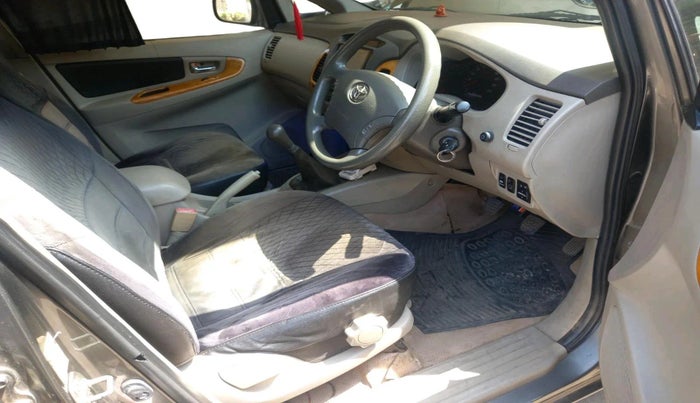 2011 Toyota Innova V 2.5 8 STR, Diesel, Manual, 1,04,651 km, interior